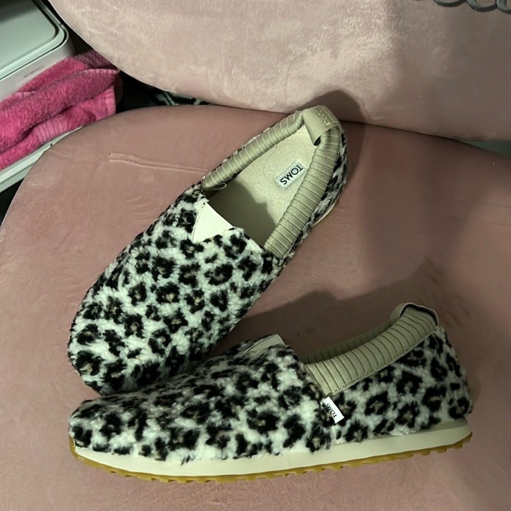 New Toms leopard print Sherpa shoes in size 8